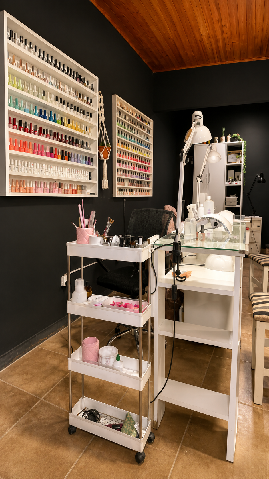 Sector de manicura del centro de estética AzZu